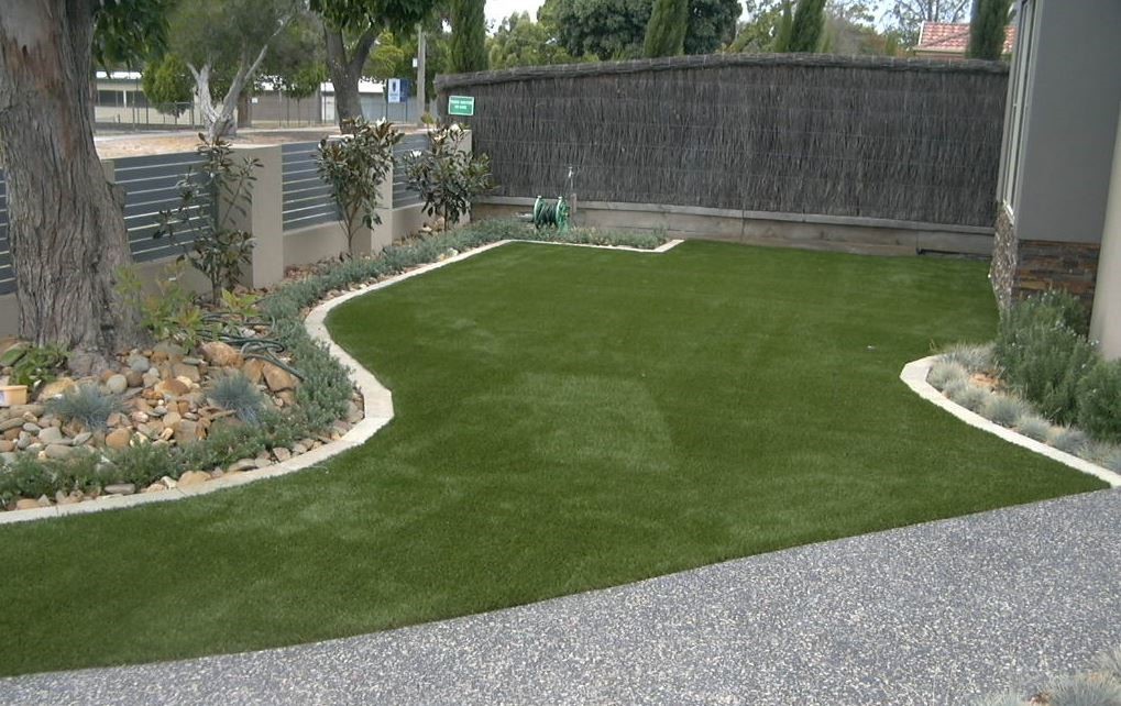 Image of SYNLawn installed at the front yard of a customers home